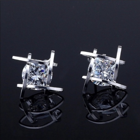💎NEW 3D Silver Cage Diamond Stud Earrings - Picture 3 of 7
